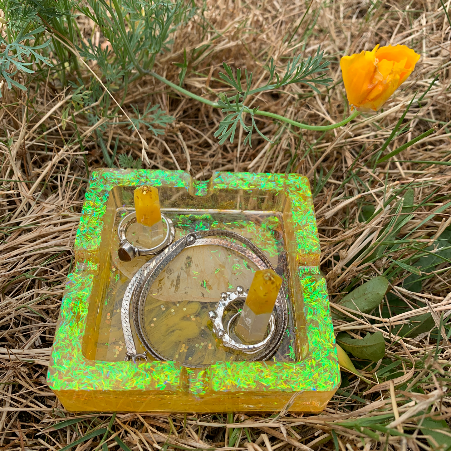 LivTray with 2 Ring Holders - Square - Yellow Petals & Glitter